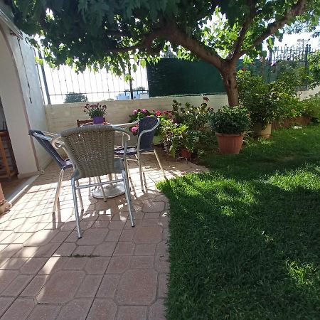 Apartmán Flat With Garden Near Sea, Port And Airport Artemida  Exteriér fotografie