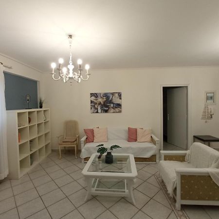 Apartmán Flat With Garden Near Sea, Port And Airport Artemida  Exteriér fotografie